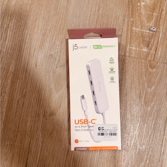 j5create USB-C Hub - Picture 2 of 5